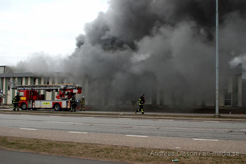 DSC_0042.JPG - Vid 07 tiden larmades Räddningstjänst, Ambulans och Polis till Ängelholmsvägen i Helsingborg där man hade kraftig rökutveckling från ett tryckeri. Vid framkomst bran det kraftigt i byggnaden och man vågade först inte gå in då där fanns gasledningar och liknande. Ett stort räddningspådrag med flera stationer kallades dit. Det är oklart om någon person har kommit till fysisk skada, men det är stora materiella skador. Både brand, vatten och rökskadat.