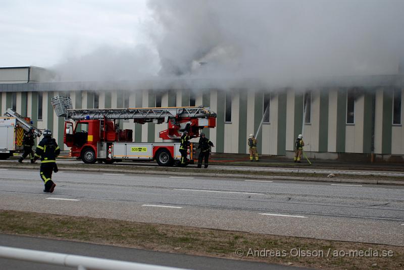 DSC_0046.JPG - Vid 07 tiden larmades Räddningstjänst, Ambulans och Polis till Ängelholmsvägen i Helsingborg där man hade kraftig rökutveckling från ett tryckeri. Vid framkomst bran det kraftigt i byggnaden och man vågade först inte gå in då där fanns gasledningar och liknande. Ett stort räddningspådrag med flera stationer kallades dit. Det är oklart om någon person har kommit till fysisk skada, men det är stora materiella skador. Både brand, vatten och rökskadat.