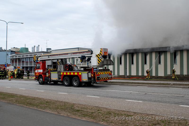 DSC_0055.JPG - Vid 07 tiden larmades Räddningstjänst, Ambulans och Polis till Ängelholmsvägen i Helsingborg där man hade kraftig rökutveckling från ett tryckeri. Vid framkomst bran det kraftigt i byggnaden och man vågade först inte gå in då där fanns gasledningar och liknande. Ett stort räddningspådrag med flera stationer kallades dit. Det är oklart om någon person har kommit till fysisk skada, men det är stora materiella skador. Både brand, vatten och rökskadat.