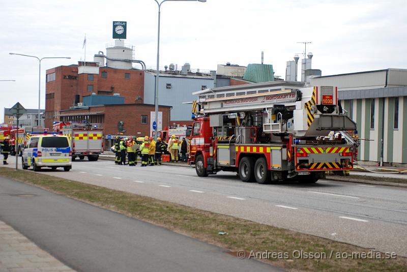 DSC_0066.JPG - Vid 07 tiden larmades Räddningstjänst, Ambulans och Polis till Ängelholmsvägen i Helsingborg där man hade kraftig rökutveckling från ett tryckeri. Vid framkomst bran det kraftigt i byggnaden och man vågade först inte gå in då där fanns gasledningar och liknande. Ett stort räddningspådrag med flera stationer kallades dit. Det är oklart om någon person har kommit till fysisk skada, men det är stora materiella skador. Både brand, vatten och rökskadat.