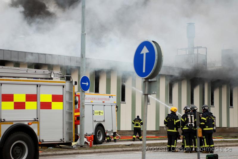 DSC_0081.JPG - Vid 07 tiden larmades Räddningstjänst, Ambulans och Polis till Ängelholmsvägen i Helsingborg där man hade kraftig rökutveckling från ett tryckeri. Vid framkomst bran det kraftigt i byggnaden och man vågade först inte gå in då där fanns gasledningar och liknande. Ett stort räddningspådrag med flera stationer kallades dit. Det är oklart om någon person har kommit till fysisk skada, men det är stora materiella skador. Både brand, vatten och rökskadat.