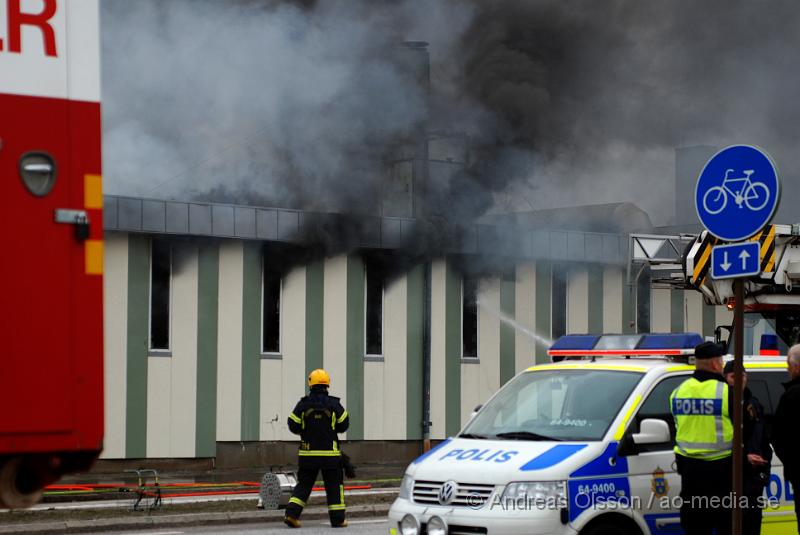 DSC_0082.JPG - Vid 07 tiden larmades Räddningstjänst, Ambulans och Polis till Ängelholmsvägen i Helsingborg där man hade kraftig rökutveckling från ett tryckeri. Vid framkomst bran det kraftigt i byggnaden och man vågade först inte gå in då där fanns gasledningar och liknande. Ett stort räddningspådrag med flera stationer kallades dit. Det är oklart om någon person har kommit till fysisk skada, men det är stora materiella skador. Både brand, vatten och rökskadat.