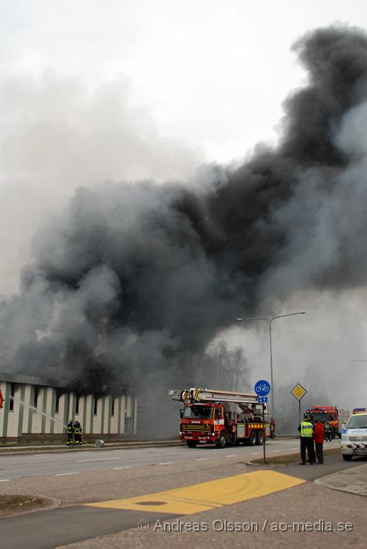 DSC_0092.JPG - Vid 07 tiden larmades Räddningstjänst, Ambulans och Polis till Ängelholmsvägen i Helsingborg där man hade kraftig rökutveckling från ett tryckeri. Vid framkomst bran det kraftigt i byggnaden och man vågade först inte gå in då där fanns gasledningar och liknande. Ett stort räddningspådrag med flera stationer kallades dit. Det är oklart om någon person har kommit till fysisk skada, men det är stora materiella skador. Både brand, vatten och rökskadat.