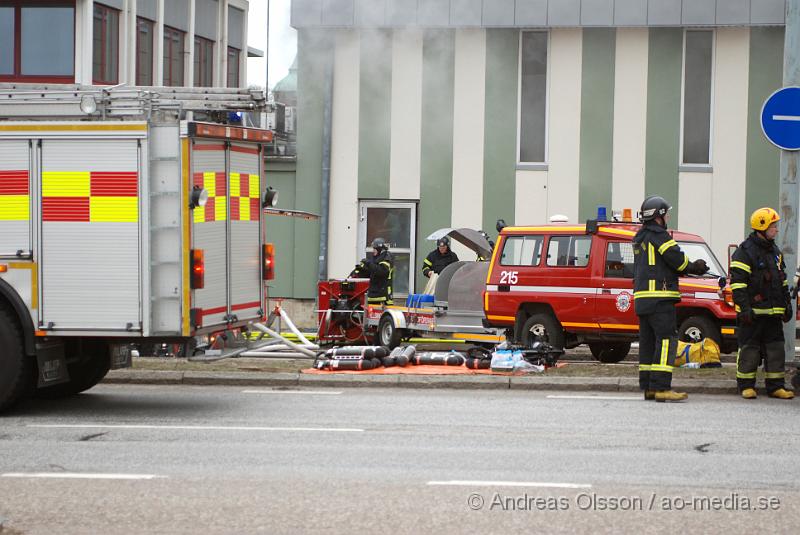 DSC_0107.JPG - Vid 07 tiden larmades Räddningstjänst, Ambulans och Polis till Ängelholmsvägen i Helsingborg där man hade kraftig rökutveckling från ett tryckeri. Vid framkomst bran det kraftigt i byggnaden och man vågade först inte gå in då där fanns gasledningar och liknande. Ett stort räddningspådrag med flera stationer kallades dit. Det är oklart om någon person har kommit till fysisk skada, men det är stora materiella skador. Både brand, vatten och rökskadat.