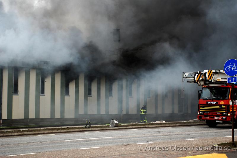 DSC_0108.JPG - Vid 07 tiden larmades Räddningstjänst, Ambulans och Polis till Ängelholmsvägen i Helsingborg där man hade kraftig rökutveckling från ett tryckeri. Vid framkomst bran det kraftigt i byggnaden och man vågade först inte gå in då där fanns gasledningar och liknande. Ett stort räddningspådrag med flera stationer kallades dit. Det är oklart om någon person har kommit till fysisk skada, men det är stora materiella skador. Både brand, vatten och rökskadat.