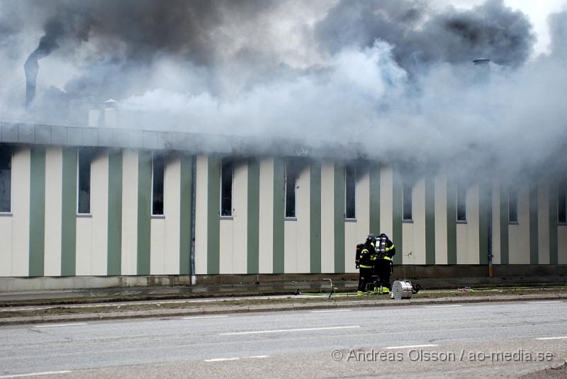 DSC_0136.JPG - Vid 07 tiden larmades Räddningstjänst, Ambulans och Polis till Ängelholmsvägen i Helsingborg där man hade kraftig rökutveckling från ett tryckeri. Vid framkomst bran det kraftigt i byggnaden och man vågade först inte gå in då där fanns gasledningar och liknande. Ett stort räddningspådrag med flera stationer kallades dit. Det är oklart om någon person har kommit till fysisk skada, men det är stora materiella skador. Både brand, vatten och rökskadat.