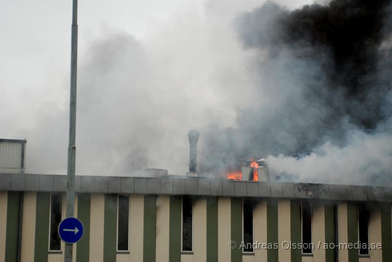 DSC_0141.JPG - Vid 07 tiden larmades Räddningstjänst, Ambulans och Polis till Ängelholmsvägen i Helsingborg där man hade kraftig rökutveckling från ett tryckeri. Vid framkomst bran det kraftigt i byggnaden och man vågade först inte gå in då där fanns gasledningar och liknande. Ett stort räddningspådrag med flera stationer kallades dit. Det är oklart om någon person har kommit till fysisk skada, men det är stora materiella skador. Både brand, vatten och rökskadat.