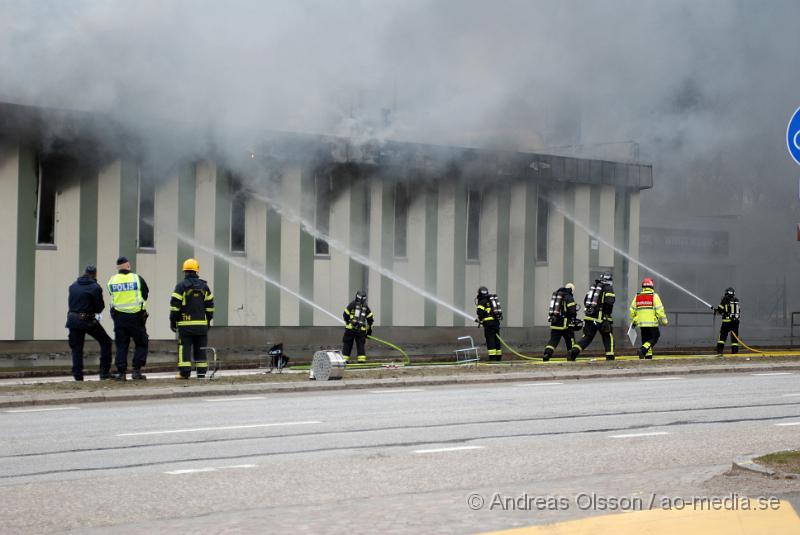 DSC_0152.JPG - Vid 07 tiden larmades Räddningstjänst, Ambulans och Polis till Ängelholmsvägen i Helsingborg där man hade kraftig rökutveckling från ett tryckeri. Vid framkomst bran det kraftigt i byggnaden och man vågade först inte gå in då där fanns gasledningar och liknande. Ett stort räddningspådrag med flera stationer kallades dit. Det är oklart om någon person har kommit till fysisk skada, men det är stora materiella skador. Både brand, vatten och rökskadat.