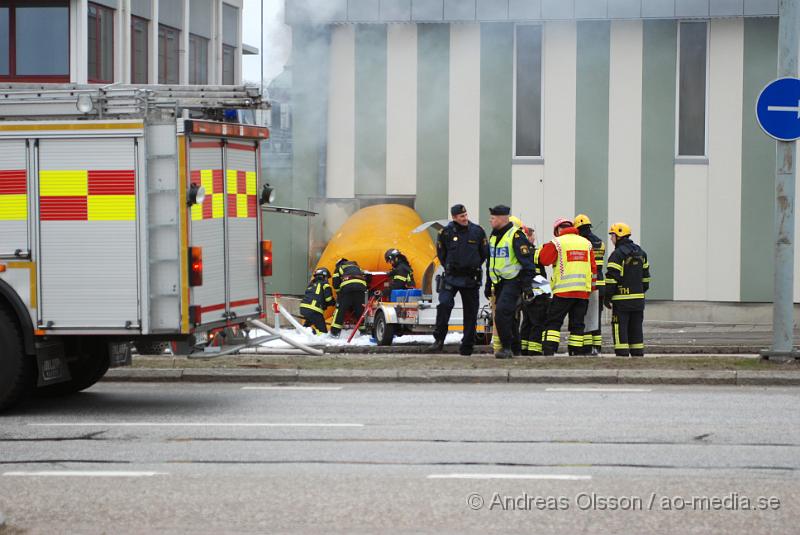 DSC_0155.JPG - Vid 07 tiden larmades Räddningstjänst, Ambulans och Polis till Ängelholmsvägen i Helsingborg där man hade kraftig rökutveckling från ett tryckeri. Vid framkomst bran det kraftigt i byggnaden och man vågade först inte gå in då där fanns gasledningar och liknande. Ett stort räddningspådrag med flera stationer kallades dit. Det är oklart om någon person har kommit till fysisk skada, men det är stora materiella skador. Både brand, vatten och rökskadat.