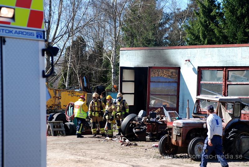 DSC_0097.JPG - Vid 14,40 larmades en större räddningsstyrka från Ängelholm, Åstorp samt Örkelljunga även Polis och Ambulans till en industri i Stidsvig där man hade en konstaterad brand. Branden släcktes dock snabbt ner och alla styrkorna behövde inte köra fram till platsen. Det är okänt vad som startat branden. Ingen person ska ha kommit till skada.