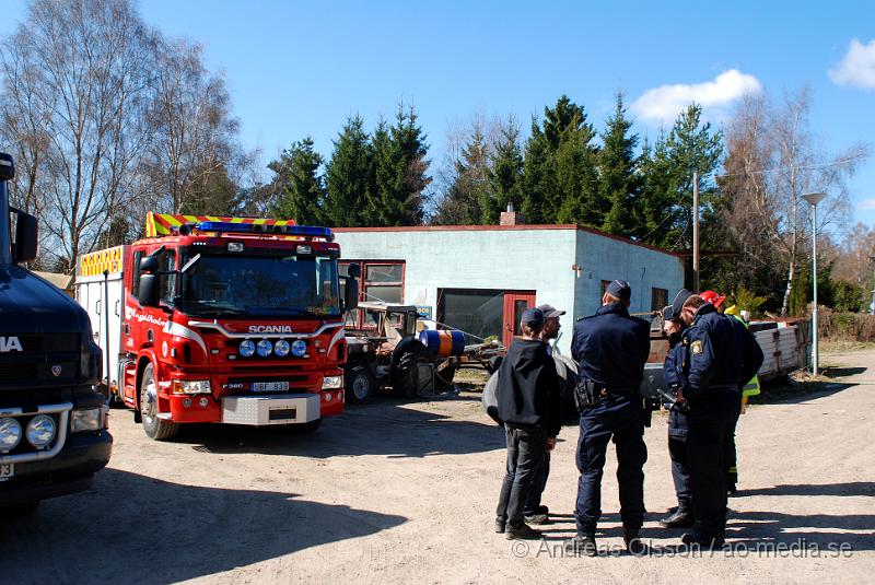 DSC_0103.JPG - Vid 14,40 larmades en större räddningsstyrka från Ängelholm, Åstorp samt Örkelljunga även Polis och Ambulans till en industri i Stidsvig där man hade en konstaterad brand. Branden släcktes dock snabbt ner och alla styrkorna behövde inte köra fram till platsen. Det är okänt vad som startat branden. Ingen person ska ha kommit till skada.