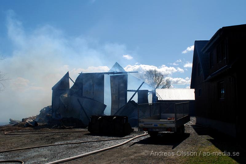 DSC_0038.JPG - Vid 12,50 larmades Räddningstjänsten från Klippan, Ljungbyhed, Perstorp, Svalöv och Hässleholm med flera, till en brand i en maskinhall i Aggarp utanför Ljungbyhed. Även polis och ambulans blev larmade till platsen. Det brann kraftigt i byggnaden och det spred sig till en hage som låg sidan om, det va en yta på ca 150x150meter som brann. Det ska även ha förekommit någon slags explosion från maskinhallen där det ska ha funnits en disel tank eller liknande. Det fanns en spridningsrisk till boningshus och andra byggnader. Ingen person ska ha kommit till skada.