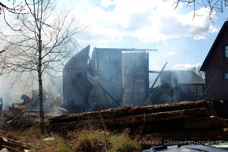 DSC_0041.JPG - Vid 12,50 larmades Räddningstjänsten från Klippan, Ljungbyhed, Perstorp, Svalöv och Hässleholm med flera, till en brand i en maskinhall i Aggarp utanför Ljungbyhed. Även polis och ambulans blev larmade till platsen. Det brann kraftigt i byggnaden och det spred sig till en hage som låg sidan om, det va en yta på ca 150x150meter som brann. Det ska även ha förekommit någon slags explosion från maskinhallen där det ska ha funnits en disel tank eller liknande. Det fanns en spridningsrisk till boningshus och andra byggnader. Ingen person ska ha kommit till skada.