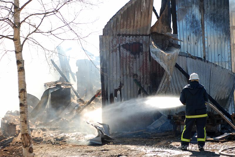 DSC_0060.JPG - Vid 12,50 larmades Räddningstjänsten från Klippan, Ljungbyhed, Perstorp, Svalöv och Hässleholm med flera, till en brand i en maskinhall i Aggarp utanför Ljungbyhed. Även polis och ambulans blev larmade till platsen. Det brann kraftigt i byggnaden och det spred sig till en hage som låg sidan om, det va en yta på ca 150x150meter som brann. Det ska även ha förekommit någon slags explosion från maskinhallen där det ska ha funnits en disel tank eller liknande. Det fanns en spridningsrisk till boningshus och andra byggnader. Ingen person ska ha kommit till skada.