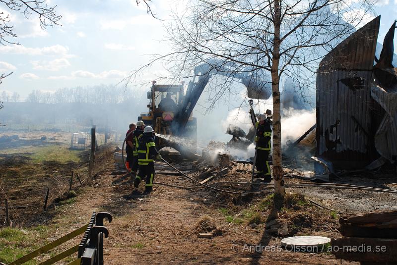 DSC_0065.JPG - Vid 12,50 larmades Räddningstjänsten från Klippan, Ljungbyhed, Perstorp, Svalöv och Hässleholm med flera, till en brand i en maskinhall i Aggarp utanför Ljungbyhed. Även polis och ambulans blev larmade till platsen. Det brann kraftigt i byggnaden och det spred sig till en hage som låg sidan om, det va en yta på ca 150x150meter som brann. Det ska även ha förekommit någon slags explosion från maskinhallen där det ska ha funnits en disel tank eller liknande. Det fanns en spridningsrisk till boningshus och andra byggnader. Ingen person ska ha kommit till skada.