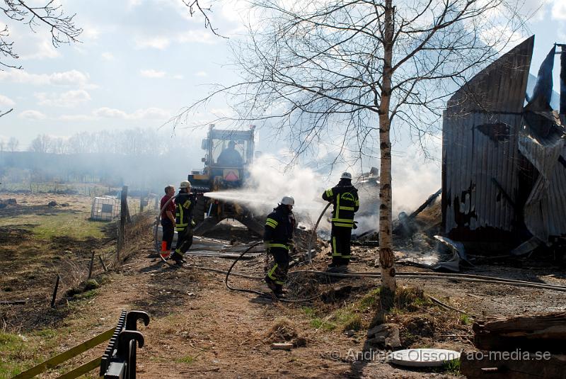 DSC_0068.JPG - Vid 12,50 larmades Räddningstjänsten från Klippan, Ljungbyhed, Perstorp, Svalöv och Hässleholm med flera, till en brand i en maskinhall i Aggarp utanför Ljungbyhed. Även polis och ambulans blev larmade till platsen. Det brann kraftigt i byggnaden och det spred sig till en hage som låg sidan om, det va en yta på ca 150x150meter som brann. Det ska även ha förekommit någon slags explosion från maskinhallen där det ska ha funnits en disel tank eller liknande. Det fanns en spridningsrisk till boningshus och andra byggnader. Ingen person ska ha kommit till skada.