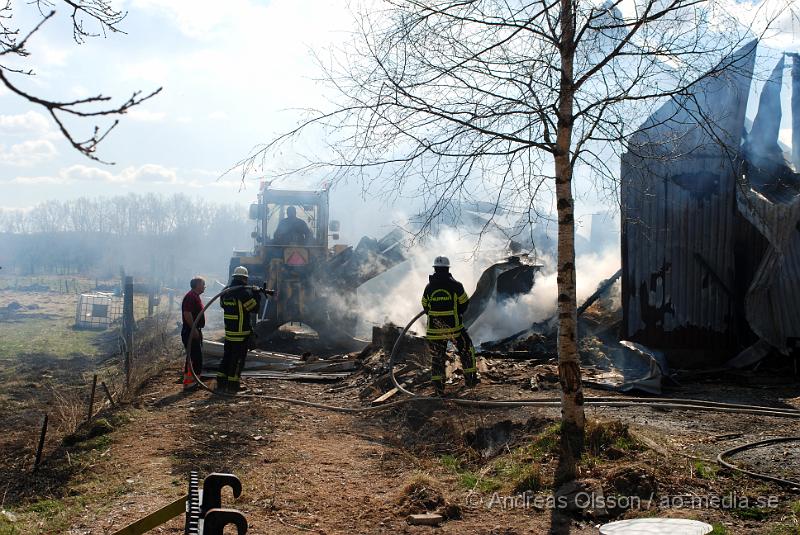 DSC_0070.JPG - Vid 12,50 larmades Räddningstjänsten från Klippan, Ljungbyhed, Perstorp, Svalöv och Hässleholm med flera, till en brand i en maskinhall i Aggarp utanför Ljungbyhed. Även polis och ambulans blev larmade till platsen. Det brann kraftigt i byggnaden och det spred sig till en hage som låg sidan om, det va en yta på ca 150x150meter som brann. Det ska även ha förekommit någon slags explosion från maskinhallen där det ska ha funnits en disel tank eller liknande. Det fanns en spridningsrisk till boningshus och andra byggnader. Ingen person ska ha kommit till skada.