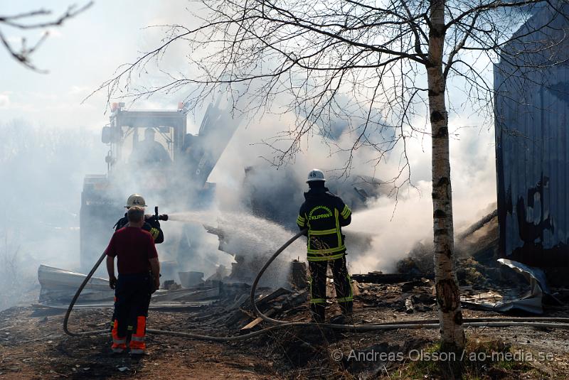 DSC_0074.JPG - Vid 12,50 larmades Räddningstjänsten från Klippan, Ljungbyhed, Perstorp, Svalöv och Hässleholm med flera, till en brand i en maskinhall i Aggarp utanför Ljungbyhed. Även polis och ambulans blev larmade till platsen. Det brann kraftigt i byggnaden och det spred sig till en hage som låg sidan om, det va en yta på ca 150x150meter som brann. Det ska även ha förekommit någon slags explosion från maskinhallen där det ska ha funnits en disel tank eller liknande. Det fanns en spridningsrisk till boningshus och andra byggnader. Ingen person ska ha kommit till skada.