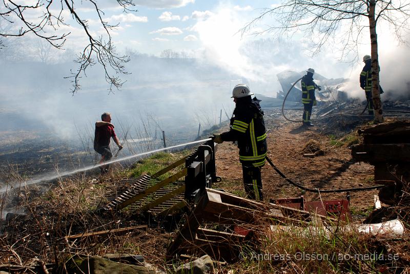 DSC_0075.JPG - Vid 12,50 larmades Räddningstjänsten från Klippan, Ljungbyhed, Perstorp, Svalöv och Hässleholm med flera, till en brand i en maskinhall i Aggarp utanför Ljungbyhed. Även polis och ambulans blev larmade till platsen. Det brann kraftigt i byggnaden och det spred sig till en hage som låg sidan om, det va en yta på ca 150x150meter som brann. Det ska även ha förekommit någon slags explosion från maskinhallen där det ska ha funnits en disel tank eller liknande. Det fanns en spridningsrisk till boningshus och andra byggnader. Ingen person ska ha kommit till skada.