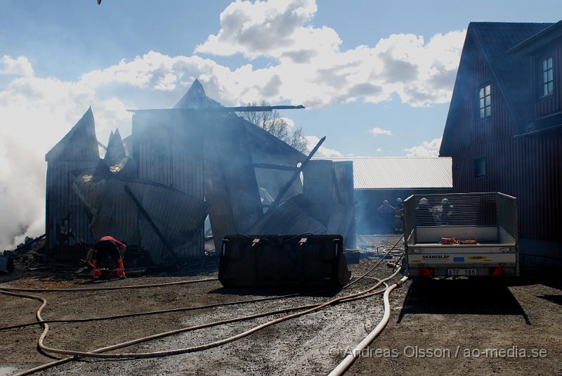 DSC_0077.JPG - Vid 12,50 larmades Räddningstjänsten från Klippan, Ljungbyhed, Perstorp, Svalöv och Hässleholm med flera, till en brand i en maskinhall i Aggarp utanför Ljungbyhed. Även polis och ambulans blev larmade till platsen. Det brann kraftigt i byggnaden och det spred sig till en hage som låg sidan om, det va en yta på ca 150x150meter som brann. Det ska även ha förekommit någon slags explosion från maskinhallen där det ska ha funnits en disel tank eller liknande. Det fanns en spridningsrisk till boningshus och andra byggnader. Ingen person ska ha kommit till skada.