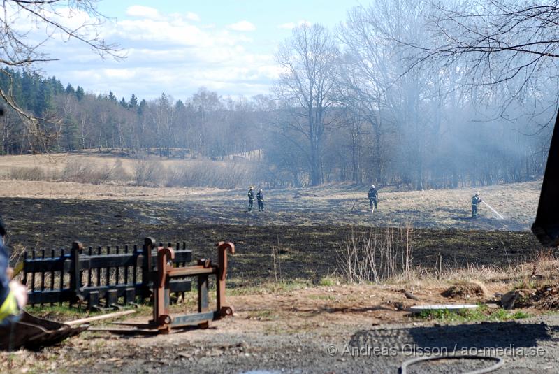 DSC_0080.JPG - Vid 12,50 larmades Räddningstjänsten från Klippan, Ljungbyhed, Perstorp, Svalöv och Hässleholm med flera, till en brand i en maskinhall i Aggarp utanför Ljungbyhed. Även polis och ambulans blev larmade till platsen. Det brann kraftigt i byggnaden och det spred sig till en hage som låg sidan om, det va en yta på ca 150x150meter som brann. Det ska även ha förekommit någon slags explosion från maskinhallen där det ska ha funnits en disel tank eller liknande. Det fanns en spridningsrisk till boningshus och andra byggnader. Ingen person ska ha kommit till skada.