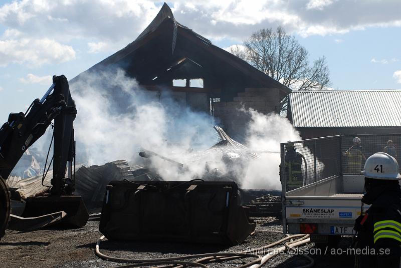 DSC_0084.JPG - Vid 12,50 larmades Räddningstjänsten från Klippan, Ljungbyhed, Perstorp, Svalöv och Hässleholm med flera, till en brand i en maskinhall i Aggarp utanför Ljungbyhed. Även polis och ambulans blev larmade till platsen. Det brann kraftigt i byggnaden och det spred sig till en hage som låg sidan om, det va en yta på ca 150x150meter som brann. Det ska även ha förekommit någon slags explosion från maskinhallen där det ska ha funnits en disel tank eller liknande. Det fanns en spridningsrisk till boningshus och andra byggnader. Ingen person ska ha kommit till skada.