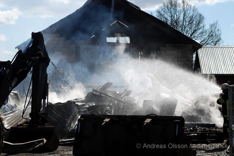 DSC_0085.JPG - Vid 12,50 larmades Räddningstjänsten från Klippan, Ljungbyhed, Perstorp, Svalöv och Hässleholm med flera, till en brand i en maskinhall i Aggarp utanför Ljungbyhed. Även polis och ambulans blev larmade till platsen. Det brann kraftigt i byggnaden och det spred sig till en hage som låg sidan om, det va en yta på ca 150x150meter som brann. Det ska även ha förekommit någon slags explosion från maskinhallen där det ska ha funnits en disel tank eller liknande. Det fanns en spridningsrisk till boningshus och andra byggnader. Ingen person ska ha kommit till skada.