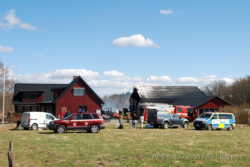 DSC_0094.JPG - Vid 12,50 larmades Räddningstjänsten från Klippan, Ljungbyhed, Perstorp, Svalöv och Hässleholm med flera, till en brand i en maskinhall i Aggarp utanför Ljungbyhed. Även polis och ambulans blev larmade till platsen. Det brann kraftigt i byggnaden och det spred sig till en hage som låg sidan om, det va en yta på ca 150x150meter som brann. Det ska även ha förekommit någon slags explosion från maskinhallen där det ska ha funnits en disel tank eller liknande. Det fanns en spridningsrisk till boningshus och andra byggnader. Ingen person ska ha kommit till skada.