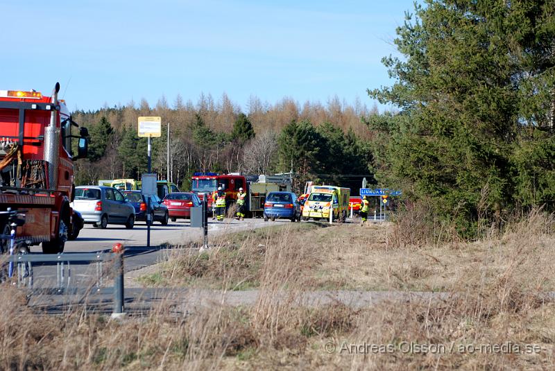 DSC_0001.JPG - Vid 16.50 tiden larmades Örkelljungas Räddningstjänst, samt 3 ambulanser och polis till gamla E4an i höjd med Ljungaskog där två personbilar krockat. Det är en bil som kört in i sidan på den andra på en 90väg. Otroligt nog skadades ingen allvarligt i olyckan utan tre person fick föras med Ambulans till Helsingborgs Lasarett med lindriga skador