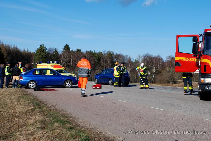 DSC_0004.JPG - Vid 16.50 tiden larmades Örkelljungas Räddningstjänst, samt 3 ambulanser och polis till gamla E4an i höjd med Ljungaskog där två personbilar krockat. Det är en bil som kört in i sidan på den andra på en 90väg. Otroligt nog skadades ingen allvarligt i olyckan utan tre person fick föras med Ambulans till Helsingborgs Lasarett med lindriga skador