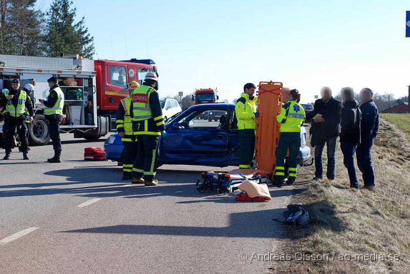 DSC_0011.JPG - Vid 16.50 tiden larmades Örkelljungas Räddningstjänst, samt 3 ambulanser och polis till gamla E4an i höjd med Ljungaskog där två personbilar krockat. Det är en bil som kört in i sidan på den andra på en 90väg. Otroligt nog skadades ingen allvarligt i olyckan utan tre person fick föras med Ambulans till Helsingborgs Lasarett med lindriga skador