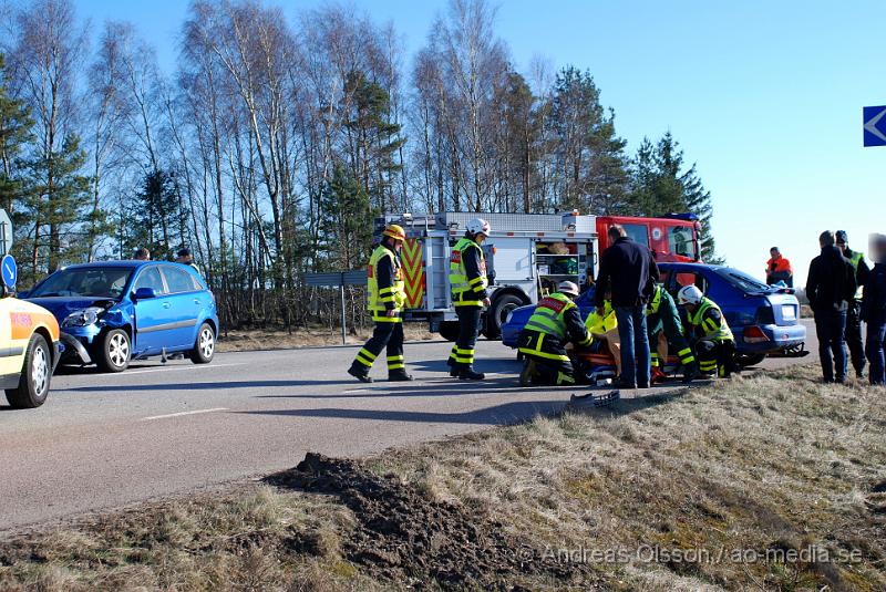 DSC_0014.JPG - Vid 16.50 tiden larmades Örkelljungas Räddningstjänst, samt 3 ambulanser och polis till gamla E4an i höjd med Ljungaskog där två personbilar krockat. Det är en bil som kört in i sidan på den andra på en 90väg. Otroligt nog skadades ingen allvarligt i olyckan utan tre person fick föras med Ambulans till Helsingborgs Lasarett med lindriga skador