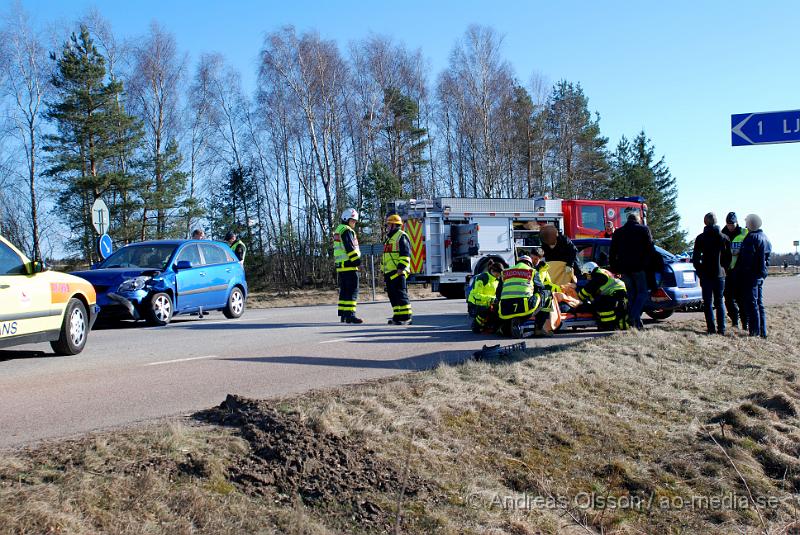 DSC_0017.JPG - Vid 16.50 tiden larmades Örkelljungas Räddningstjänst, samt 3 ambulanser och polis till gamla E4an i höjd med Ljungaskog där två personbilar krockat. Det är en bil som kört in i sidan på den andra på en 90väg. Otroligt nog skadades ingen allvarligt i olyckan utan tre person fick föras med Ambulans till Helsingborgs Lasarett med lindriga skador