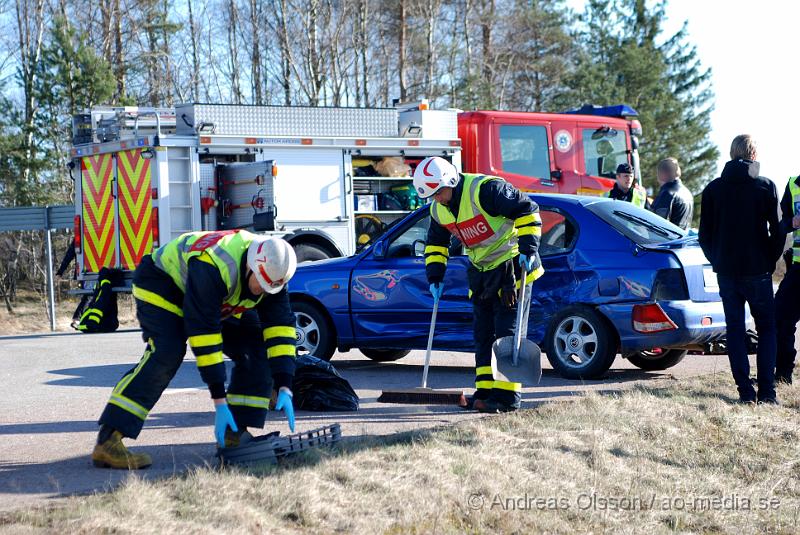 DSC_0024.JPG - Vid 16.50 tiden larmades Örkelljungas Räddningstjänst, samt 3 ambulanser och polis till gamla E4an i höjd med Ljungaskog där två personbilar krockat. Det är en bil som kört in i sidan på den andra på en 90väg. Otroligt nog skadades ingen allvarligt i olyckan utan tre person fick föras med Ambulans till Helsingborgs Lasarett med lindriga skador