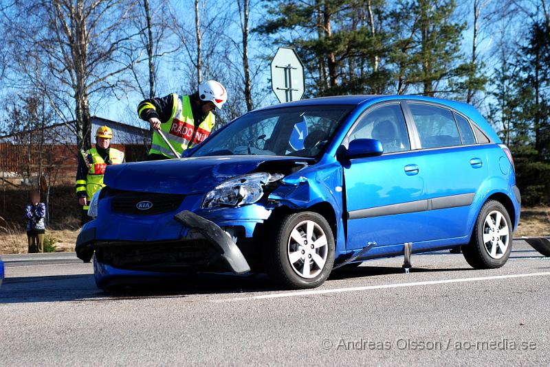 DSC_0029.JPG - Vid 16.50 tiden larmades Örkelljungas Räddningstjänst, samt 3 ambulanser och polis till gamla E4an i höjd med Ljungaskog där två personbilar krockat. Det är en bil som kört in i sidan på den andra på en 90väg. Otroligt nog skadades ingen allvarligt i olyckan utan tre person fick föras med Ambulans till Helsingborgs Lasarett med lindriga skador