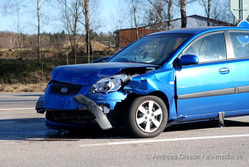 DSC_0040.JPG - Vid 16.50 tiden larmades Örkelljungas Räddningstjänst, samt 3 ambulanser och polis till gamla E4an i höjd med Ljungaskog där två personbilar krockat. Det är en bil som kört in i sidan på den andra på en 90väg. Otroligt nog skadades ingen allvarligt i olyckan utan tre person fick föras med Ambulans till Helsingborgs Lasarett med lindriga skador