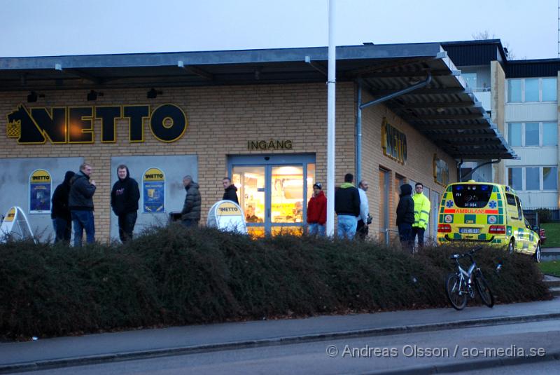 DSC_0004.JPG - Polis och ambulans larmades till ett rån på Netto i Åstorp vid kl 19:30. En person ska ha under pistolhot fått med sig en okänd summa pengar. Lite längre bort från själva butiken har polisen stoppat en bil och gripit några personer. Det är det sjätte rånet sedan dem öppnade 2003 och senaste rånet var den 9 april.