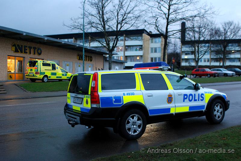 DSC_0006.JPG - Polis och ambulans larmades till ett rån på Netto i Åstorp vid kl 19:30. En person ska ha under pistolhot fått med sig en okänd summa pengar. Lite längre bort från själva butiken har polisen stoppat en bil och gripit några personer. Det är det sjätte rånet sedan dem öppnade 2003 och senaste rånet var den 9 april.