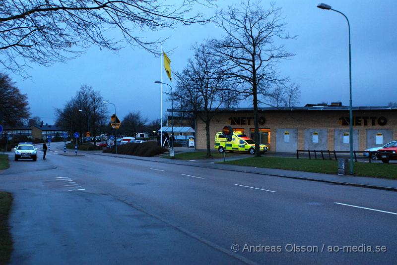 DSC_0010.JPG - Polis och ambulans larmades till ett rån på Netto i Åstorp vid kl 19:30. En person ska ha under pistolhot fått med sig en okänd summa pengar. Lite längre bort från själva butiken har polisen stoppat en bil och gripit några personer. Det är det sjätte rånet sedan dem öppnade 2003 och senaste rånet var den 9 april.