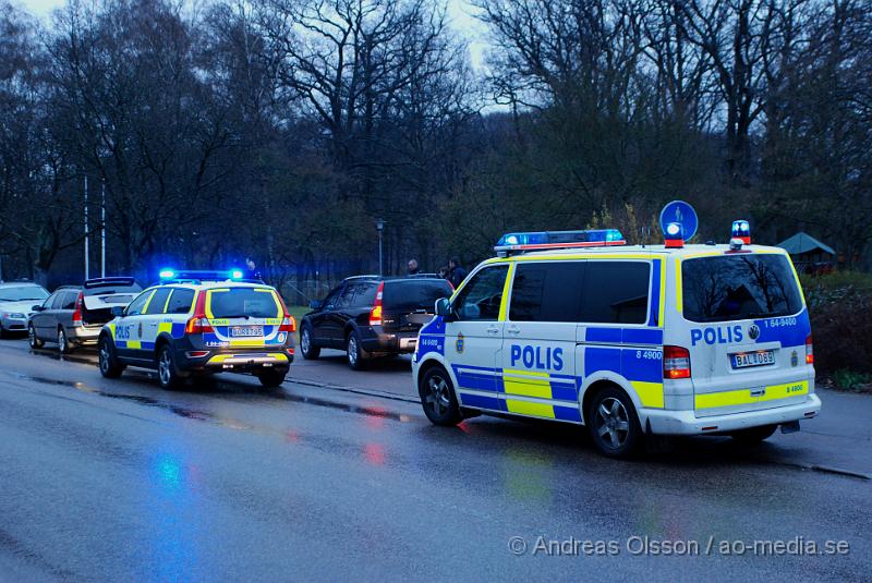 DSC_0017.JPG - Polis och ambulans larmades till ett rån på Netto i Åstorp vid kl 19:30. En person ska ha under pistolhot fått med sig en okänd summa pengar. Lite längre bort från själva butiken har polisen stoppat en bil och gripit några personer. Det är det sjätte rånet sedan dem öppnade 2003 och senaste rånet var den 9 april.