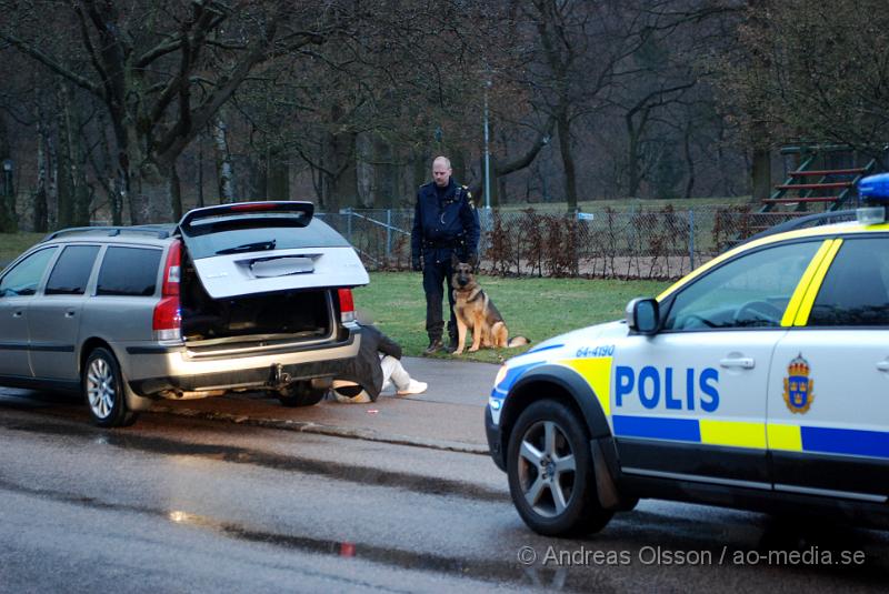 DSC_0021.JPG - Polis och ambulans larmades till ett rån på Netto i Åstorp vid kl 19:30. En person ska ha under pistolhot fått med sig en okänd summa pengar. Lite längre bort från själva butiken har polisen stoppat en bil och gripit några personer. Det är det sjätte rånet sedan dem öppnade 2003 och senaste rånet var den 9 april.