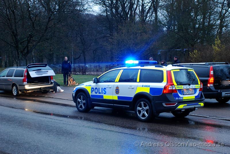 DSC_0022.JPG - Polis och ambulans larmades till ett rån på Netto i Åstorp vid kl 19:30. En person ska ha under pistolhot fått med sig en okänd summa pengar. Lite längre bort från själva butiken har polisen stoppat en bil och gripit några personer. Det är det sjätte rånet sedan dem öppnade 2003 och senaste rånet var den 9 april.