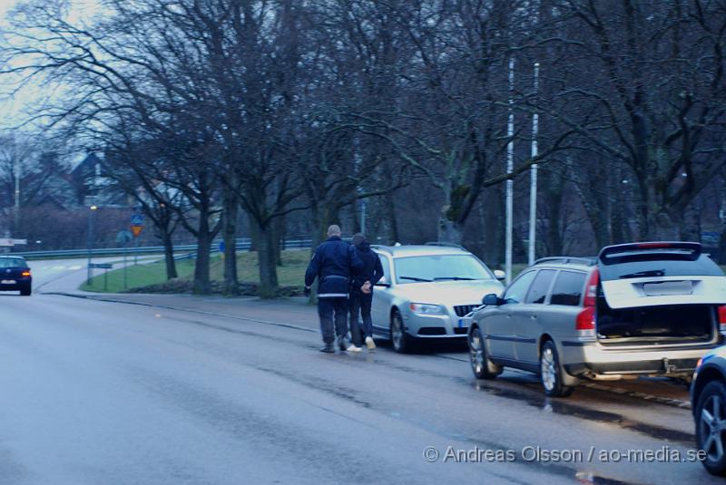 DSC_0032.JPG - Polis och ambulans larmades till ett rån på Netto i Åstorp vid kl 19:30. En person ska ha under pistolhot fått med sig en okänd summa pengar. Lite längre bort från själva butiken har polisen stoppat en bil och gripit några personer. Det är det sjätte rånet sedan dem öppnade 2003 och senaste rånet var den 9 april.