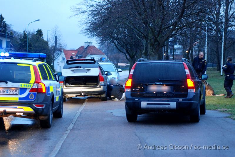 DSC_0043.JPG - Polis och ambulans larmades till ett rån på Netto i Åstorp vid kl 19:30. En person ska ha under pistolhot fått med sig en okänd summa pengar. Lite längre bort från själva butiken har polisen stoppat en bil och gripit några personer. Det är det sjätte rånet sedan dem öppnade 2003 och senaste rånet var den 9 april.