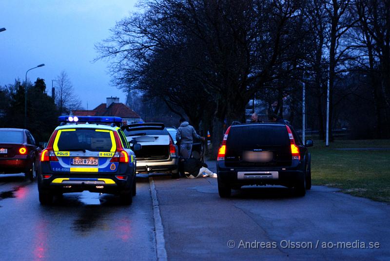 DSC_0054.JPG - Polis och ambulans larmades till ett rån på Netto i Åstorp vid kl 19:30. En person ska ha under pistolhot fått med sig en okänd summa pengar. Lite längre bort från själva butiken har polisen stoppat en bil och gripit några personer. Det är det sjätte rånet sedan dem öppnade 2003 och senaste rånet var den 9 april.