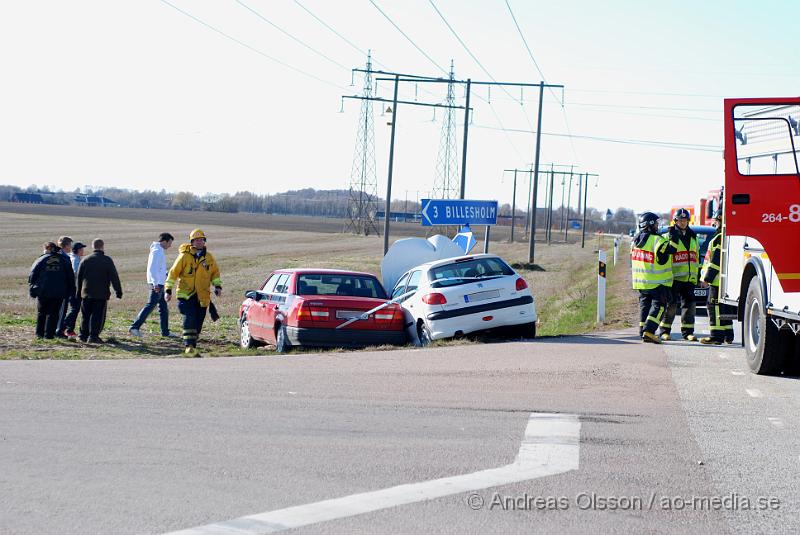 DSC_0058.jpg - Vid 16,40 larmades Räddningstjänst, Ambulans och Polis till en trafikolycka på väg 110 mellan Billesholm och Bjuv. Det va två personbilar som kolliderat och kört ner i diket var av den ena bilen körde in i en stolpe. Det ska ha varit 4 personer sammanlagt och alla är förda till sjukhus med oklara skador.