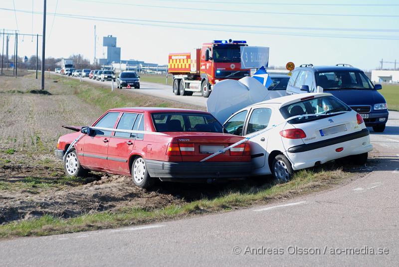 DSC_0061.jpg - Vid 16,40 larmades Räddningstjänst, Ambulans och Polis till en trafikolycka på väg 110 mellan Billesholm och Bjuv. Det va två personbilar som kolliderat och kört ner i diket var av den ena bilen körde in i en stolpe. Det ska ha varit 4 personer sammanlagt och alla är förda till sjukhus med oklara skador.