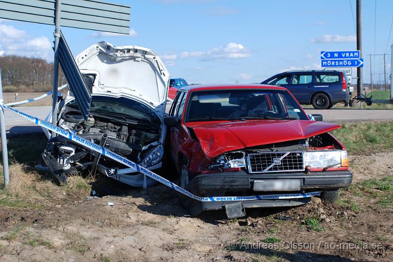 DSC_0067.jpg - Vid 16,40 larmades Räddningstjänst, Ambulans och Polis till en trafikolycka på väg 110 mellan Billesholm och Bjuv. Det va två personbilar som kolliderat och kört ner i diket var av den ena bilen körde in i en stolpe. Det ska ha varit 4 personer sammanlagt och alla är förda till sjukhus med oklara skador.