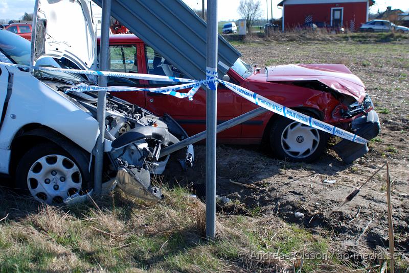 DSC_0071.jpg - Vid 16,40 larmades Räddningstjänst, Ambulans och Polis till en trafikolycka på väg 110 mellan Billesholm och Bjuv. Det va två personbilar som kolliderat och kört ner i diket var av den ena bilen körde in i en stolpe. Det ska ha varit 4 personer sammanlagt och alla är förda till sjukhus med oklara skador.