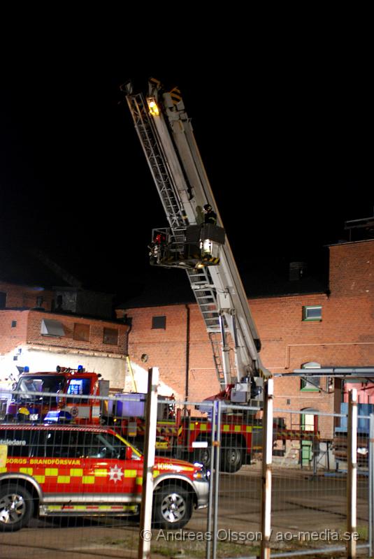 DSC_0007.JPG - Vid 21.10 larmades en större räddningsstyrka till Västra fridhemsgatan i helsingborg där det ska brinna uppe i taket på en industri. Branden var dock av mindre art och räddningstjänsten fick snabbt kontroll över den. Ingen person ska ha skadats.